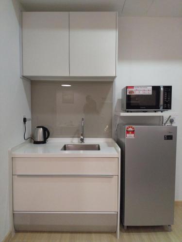 Η κουζίνα ή μικρή κουζίνα στο Dsara Comfy Near Hospital Sg Buloh by ADDS