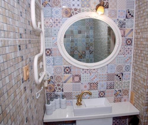 a bathroom with a sink and a mirror at Old Town Apartments in Jēkabpils