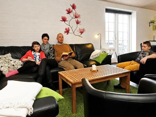 ブラーバンドにある10 person holiday home in Bl vandの居間に座る人々