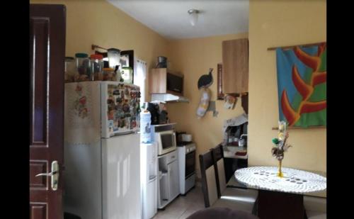 Η κουζίνα ή μικρή κουζίνα στο Hospedagem domiciliar Casa Amarela Paraty