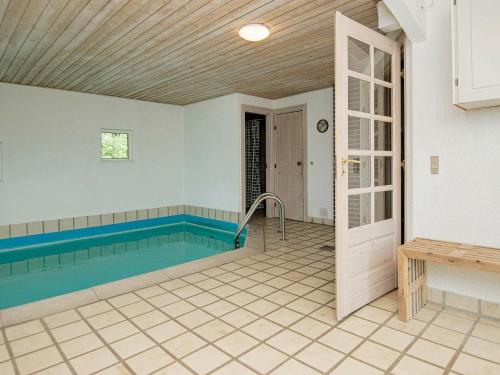 Una gran piscina en una habitación con en 9 person holiday home in Bl vand, en Ho