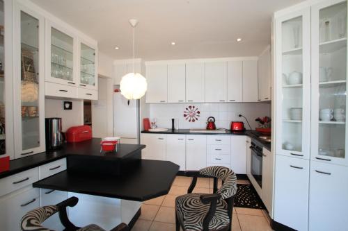 Kuchyň nebo kuchyňský kout v ubytování Wilderness Beach Cottage