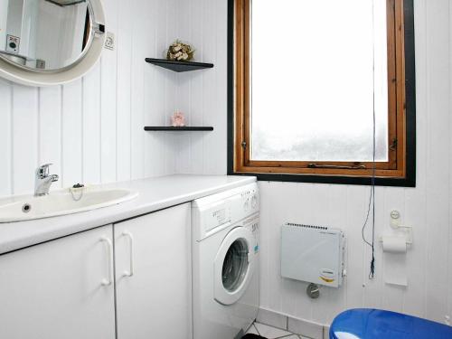 GrønhøjにあるThree-Bedroom Holiday home in Løkken 41のバスルーム(洗濯機、シンク付)