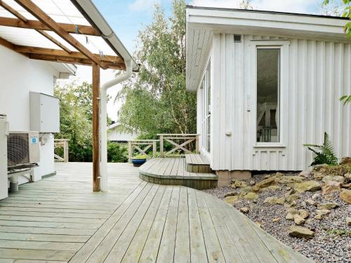 Casa blanca con porche y terraza en 9 person holiday home in UGGLARP, en Ugglarp