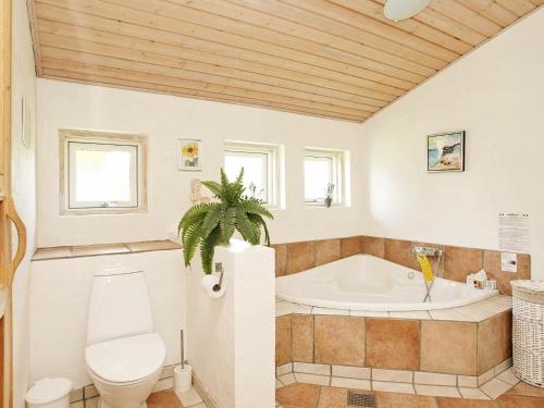 uma casa de banho com banheira e WC em 10 person holiday home in Jerup em Jerup