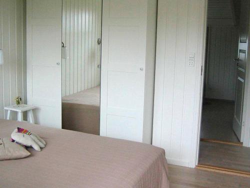 BroagerにあるThree-Bedroom Holiday home in Broager 4のベッドルーム1室(枕2つ付)