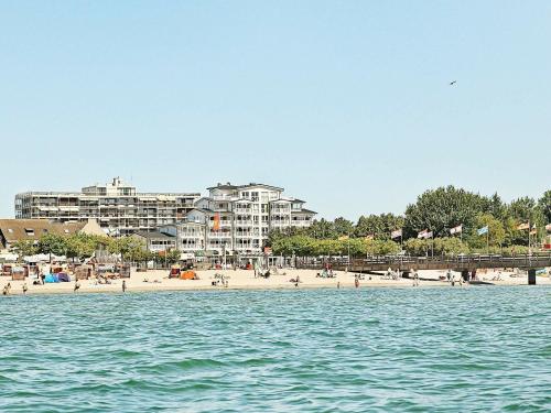 Blick auf einen Strand mit einem Hotel im Hintergrund in der Unterkunft 6 person holiday home in Gro enbrode in Großenbrode