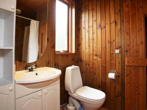 een badkamer met een wit toilet en een wastafel bij Four-Bedroom Holiday home in Væggerløse 19 in Bøtø By