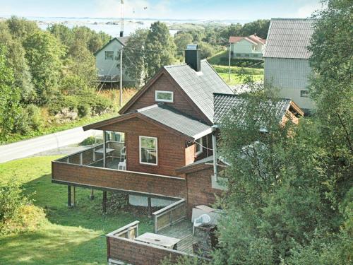 een luchtzicht op een huis met een dak bij 5 person holiday home in VEVANG in Vevang