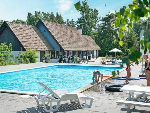 een groep mensen die in een zwembad spelen bij 6 person holiday home in Nex in Snogebæk