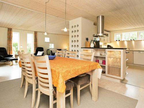 Lille Kongsmarkにある6 person holiday home in Slagelseのキッチン、ダイニングルーム(テーブル、椅子付)