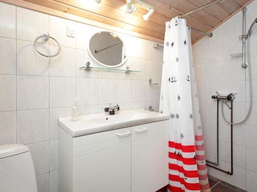Et badeværelse på Two-Bedroom Holiday home in Skibby 1