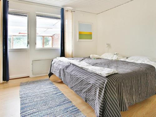 En eller flere senger på et rom på Three-Bedroom Holiday home in Svanesund 3