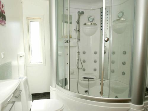 y baño con ducha, aseo y lavamanos. en 6 person holiday home in Hadsund, en Odde