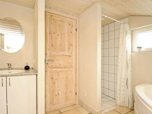 Koupelna v ubytování Three-Bedroom Holiday home in Oksbøl 28