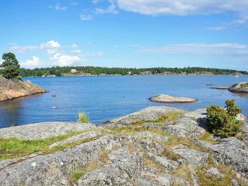 4 person holiday home in VIKBOLANDET في Arkösund: اطلاله على تجمع كبير للمياه مع الصخور