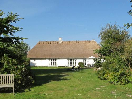 Idestrupにある8 person holiday home in Idestrupの庭に犬が二匹いる屋根の白い家