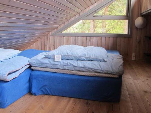 2 camas en una habitación con ventana en Three-Bedroom Holiday home in Idestrup 5, en Bøtø By