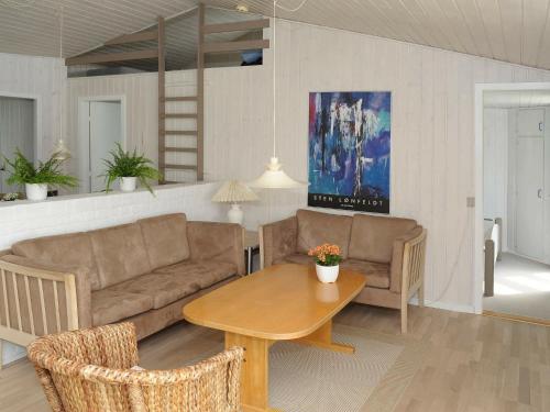 Zona de estar de Four-Bedroom Holiday home in Vejers Strand 11