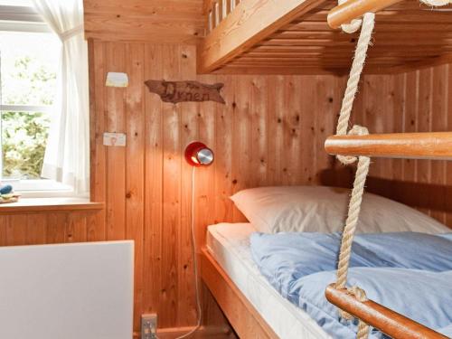 Un pat sau paturi într-o cameră la Holiday home Hvide Sande VIII