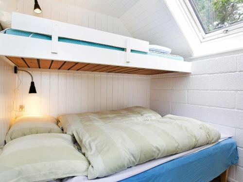 Een stapelbed of stapelbedden in een kamer bij Two-Bedroom Holiday home in Sjællands Odde 5 