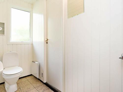 Een badkamer bij Two-Bedroom Holiday home in Sjællands Odde 5