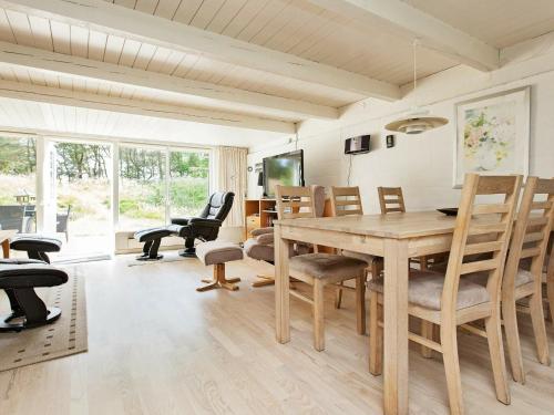 Mosevråにある6 person holiday home in Oksb lのダイニングルーム(木製テーブル、椅子付)