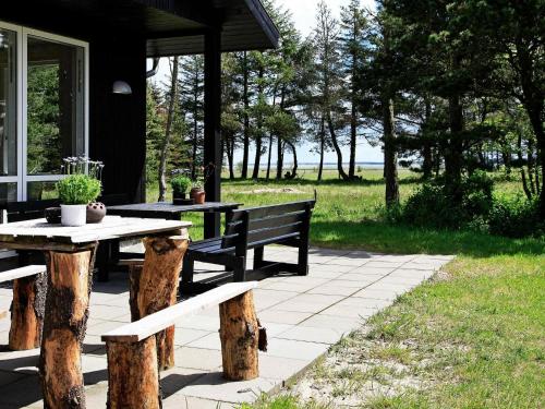 Mosevråにある10 person holiday home in Oksb lの家の前のピクニックテーブルとベンチ