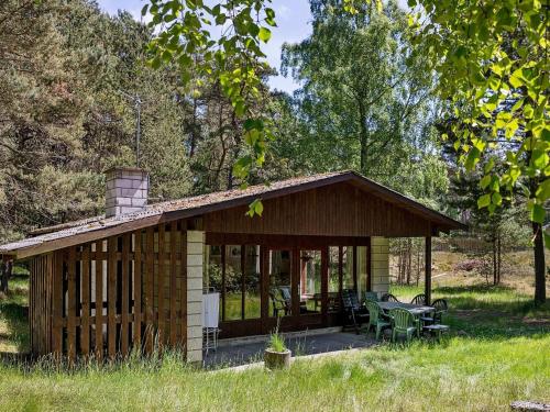 Blockhaus mit Veranda und Terrasse in der Unterkunft 4 person holiday home in Nex in Tjørneby