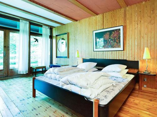 um quarto grande com uma cama grande e almofadas brancas em Holiday Home Hulerødvej em Hulerød