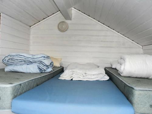 SeljeにあるHoliday Home Rundereimの枕2つが備わる客室です。