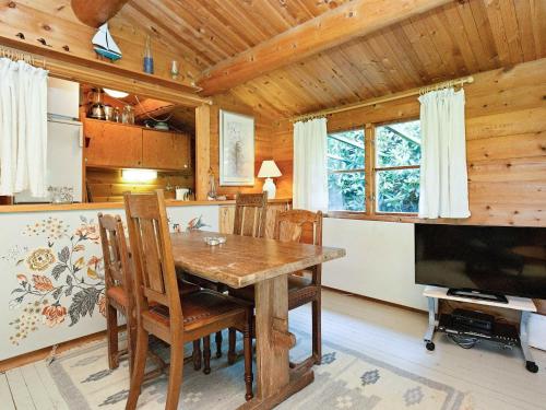 Μια τηλεόραση ή/και κέντρο ψυχαγωγίας στο 6 person holiday home in Dronningmølle-By Traum