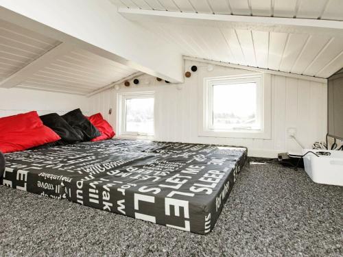 GrønhøjにあるHoliday Home Monasvejの大きなベッドルーム(大型ベッド1台、バスタブ付)