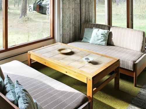 ein Wohnzimmer mit einem Couchtisch und einem Sofa in der Unterkunft 4 person holiday home in Nex in Tjørneby