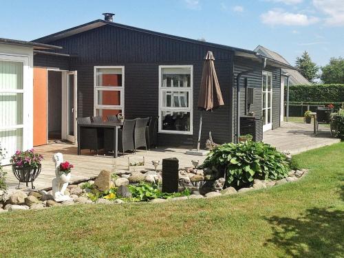 een zwart huis met een tuin ervoor bij 4 person holiday home in Hejls in Hejls