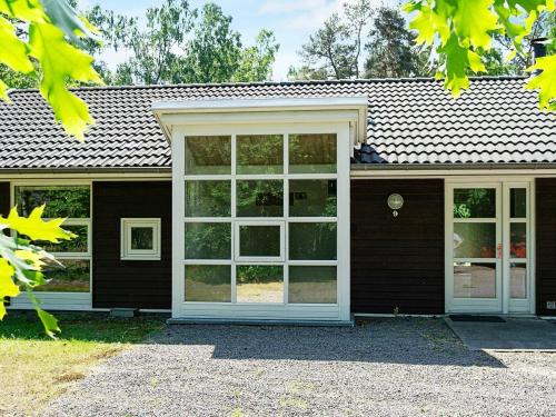 Hasle的住宿－8 person holiday home in Hasle，房屋的一侧设有大窗户
