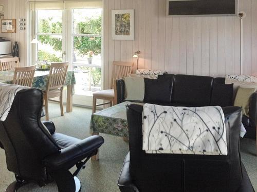 Hejlsにある4 person holiday home in Hejlsのリビングルーム(ソファ、椅子、テーブル付)