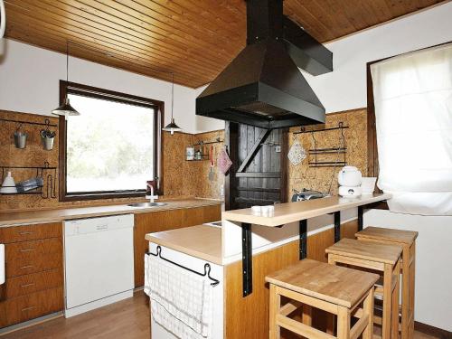 クリムトラにある6 person holiday home in Thistedのキッチン(シンク、コンロ付)