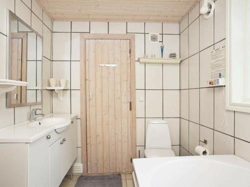 Ванная комната в Holiday Home Lyngstien