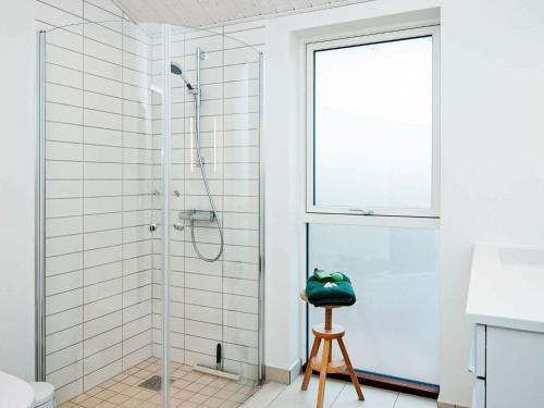HejlsにあるHoliday Home Udsigtenの白いバスルーム(シャワー、スツール付)
