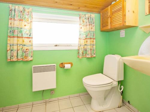 Vonios kambarys apgyvendinimo įstaigoje Holiday Home Spurvevænget II