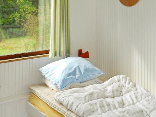 - un lit non aménagé dans une chambre avec fenêtre dans l'établissement Holiday Home Revlingestien III, à Gilleleje