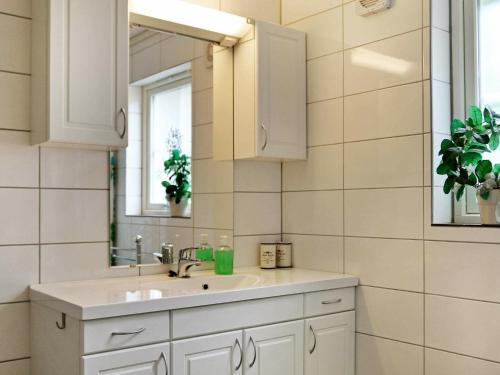 bagno bianco con lavandino e specchio di Holiday Home Leirvik a Bø