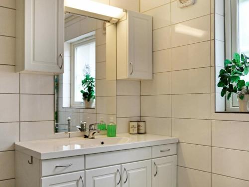 ห้องน้ำของ 6 person holiday home in Leirvik i Sogn-By Traum