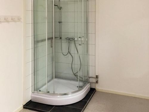 una doccia con porta in vetro in bagno di Holiday Home Steinvik a Oksvoll