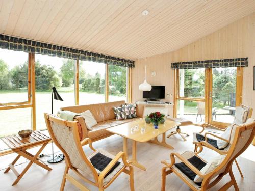 Torup Strand的住宿－6 person holiday home in Fjerritslev，客厅配有沙发和桌子