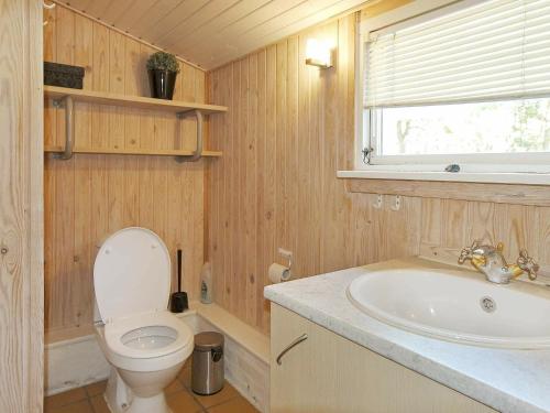 OddeにあるHoliday Home Kongeørnenのバスルーム(トイレ、洗面台、バスタブ付)