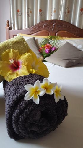 Postel nebo postele na pokoji v ubytování Aux plaisirs de la vie Chambre chez l habitant