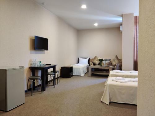 Un pat sau paturi într-o cameră la Richmind Hotel
