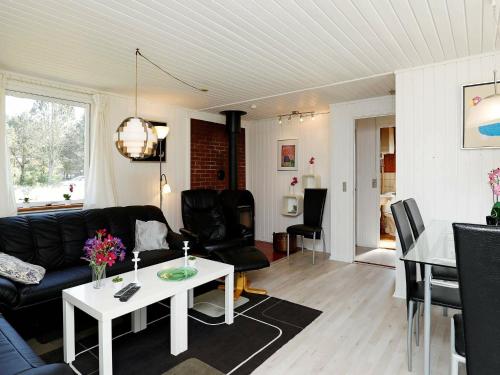 sala de estar con sofá y mesa en 5 person holiday home in Vejers Strand, en Vejers Strand